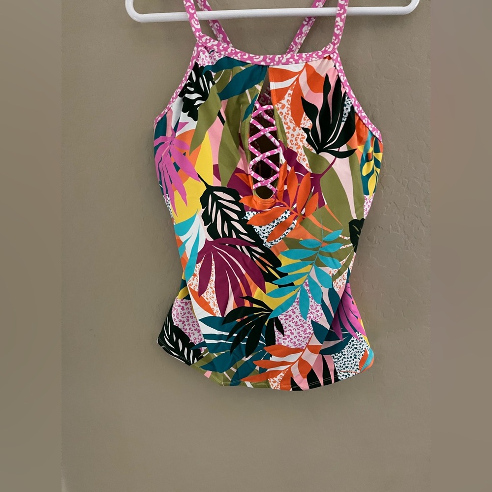NWT - Beautiful Tankini Swim Top